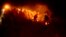Les pompiers combattent le feu à Fullerton, en Californie, le 30 octobre 2019.