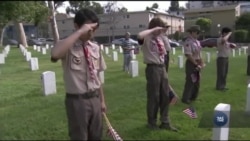 На Арлінгтонському цвинтарі біля могил полеглих героїв США встановили прапорці. Відео