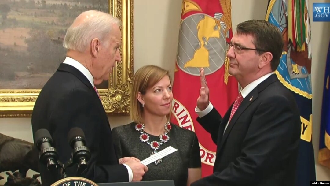 Wakil Presiden AS Joe Biden melantik Ashton Carter (kanan) sebagai Menhan AS yang baru, Selasa (17/2).