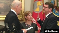 Ashton Carter juramentó en compañía de su esposa, Stephanie Carter.