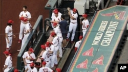 En esta foto del 24 de julio de 2020, los jugadores de los Cardenales de San Luis antes de ser presentados, previo al juego contra los Piratas de Pittsburgh en San Luis.