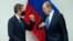 Энтони Блинкен приветствует Сергея Лаврова перед началом встречи в концертном зале "Харпа" в рамках заседания Арктического совета в Рейкьявике, 19 мая 2021 года