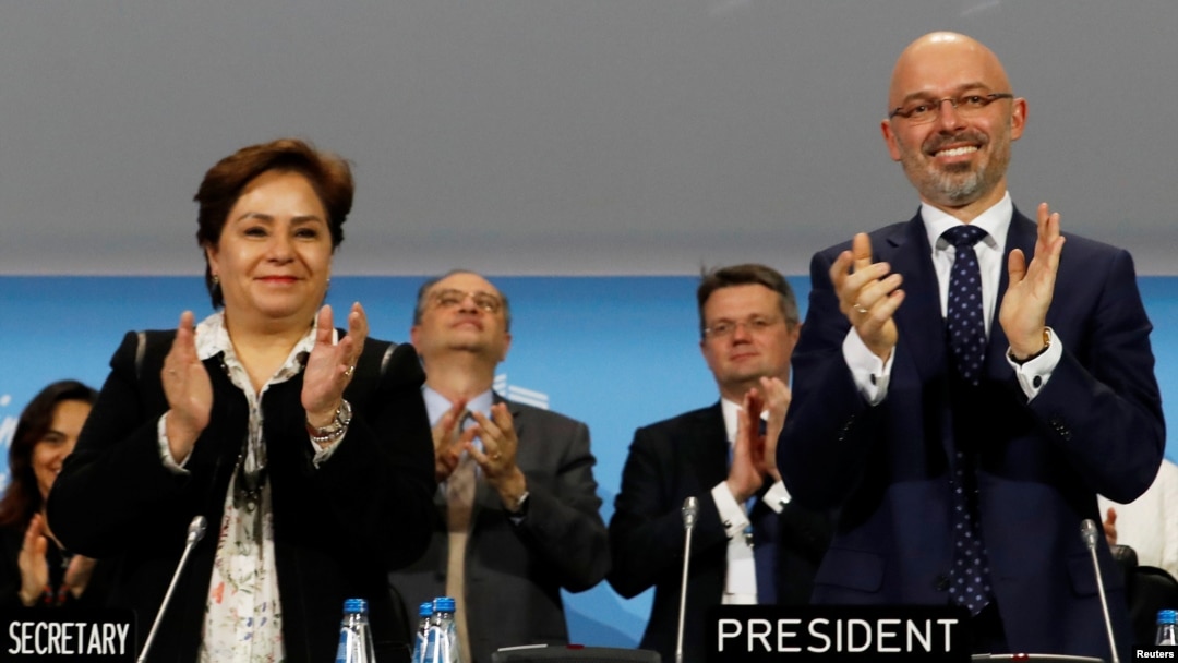 제24차 유엔 기후변화협약 당사국 총회(COP 24)를 주최한 미하우 쿠르티카 전 폴란드 에너지 부장관(왼쪽)과 패트리샤 에스피노사 유엔기구변화협약 사무총장이 15일 폴란드에서 열린 COP 24에서 파리 기후변화협정 후속 조치가 마련되자 박수를 치고 있다. 