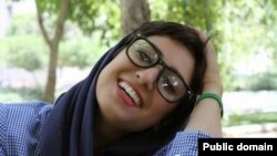 آتنا فرقدانی، فعال مدنی و کارتونیست زندانی در ایران