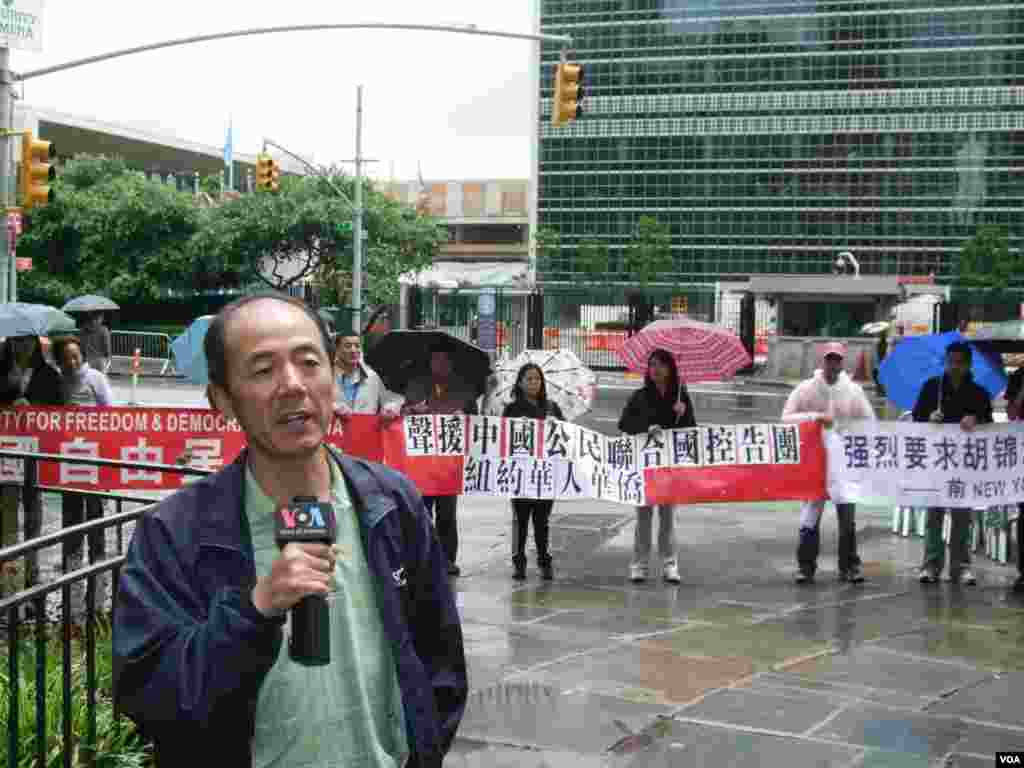 上海访民艾福荣在UN外介绍自己境况