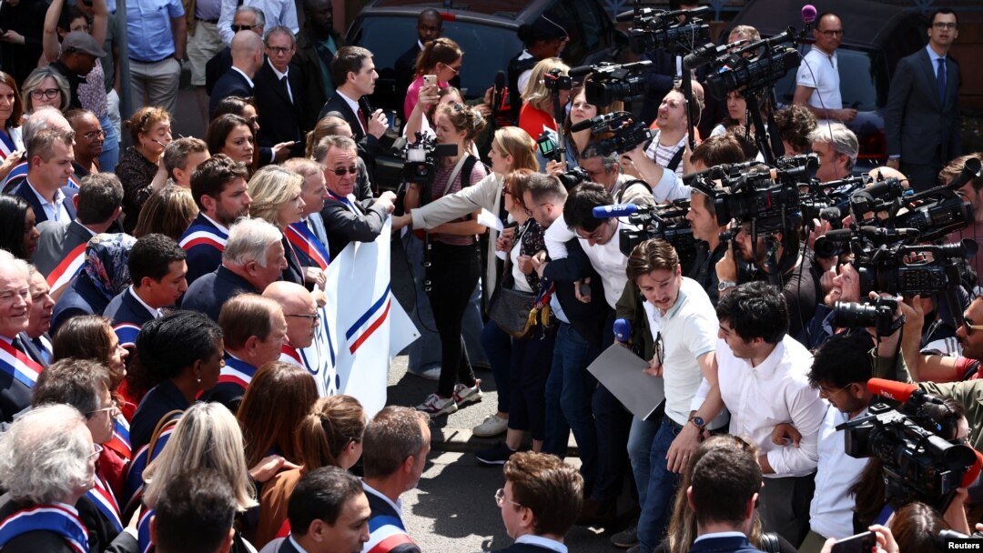 Okupaljenje francuskih zvaničnika blizu Pariza (Foto: REUTERS/Stephanie Lecocq)