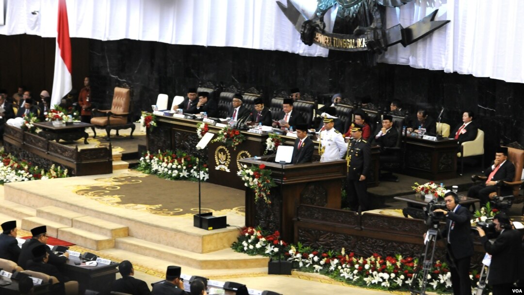 Presiden Joko Widodo menyampaikan Pidato Kenegaraan pada sidang bersama DPR, MPR dan DPD di Jakarta (14/8). (VOA/Andylala Waluyo)
