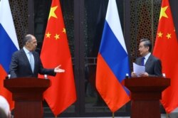 23일 세르게이 라브로프 러시아 외무장관과 왕이 중국 외교부장 겸 외교담당 국무위원이 중국 구이린에서 기자회견을 했다.