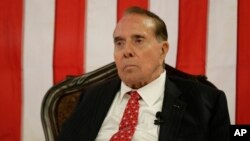 El senador Bob Dole, nominado presidencial republicano en 1996, ha apoyado la candidatura del exgobernador de Florida Jeb Bush.