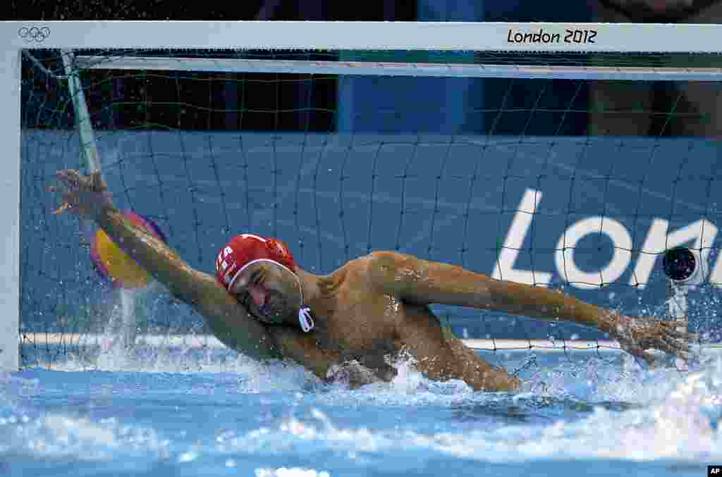 El guardameta italiano Stefano Tempesti no puede detener un tiro de pena máxima, en el juego contra Grecia, en el water polo olímpico.