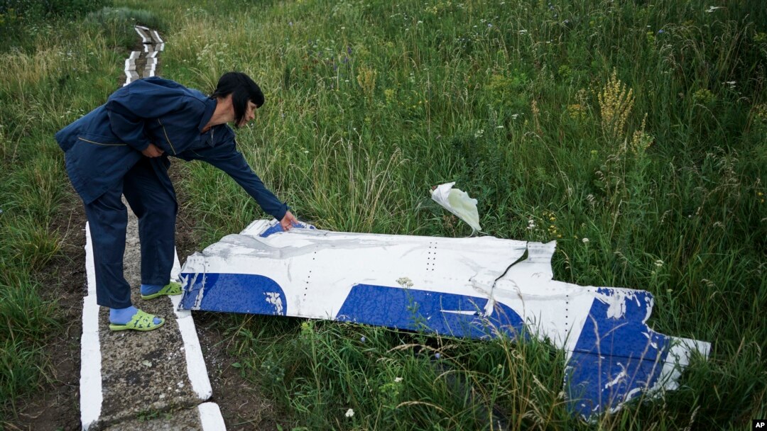 調查人員檢視MH17航班被擊落的殘骸