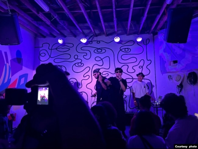 KADOLEAF atau Alif Purnama saat manggung di Amerik Serikat (dok: KADOLEAF)