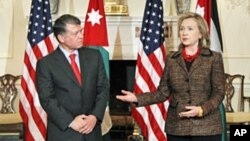 Secretary of State Hillary Clinton (r) welcomes Jordan's King Abdullah at the State Department in Washington, May 16, 2011