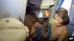 อารมณ์ อรุณโรจน์ ที่มีงูเหลือมรัดกลางลำตัว วันที่ 17 กันยายน 2567 (ที่มา: AP Photo/Kunyakit Thanawtchaikun)