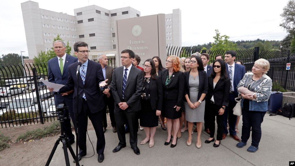 Tổng chưởng lý bang Washington Bob Ferguson phát biểu tại cuộc họp báo ngày 21/6/2018 kiện chính quyền ông Trump về chính sách chia cắt gia đình di dân.