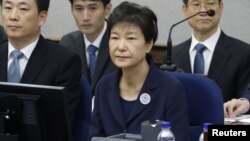 Mantan presiden Korea Selatan Park Geun-hye (tengah) divonis 24 tahun penjara. 
