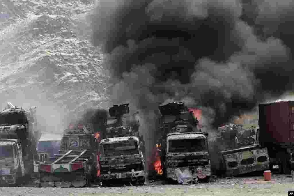Varios camiones de suministro de la OTAN ardieron tras el ataque miliciano contra la base Torkham, en Afganistán. 