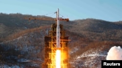 지난 2012년 12월 북한 관영 조선중앙통신이 배포한 '은하 3호' 장거리 로켓 발사 장면. (자료사진)