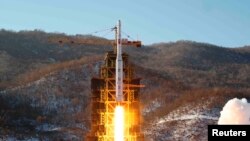 지난 2012년 12월 북한 관영 조선중앙통신이 배포한 '은하 3호' 장거리 로켓 발사 장면. (자료사진)