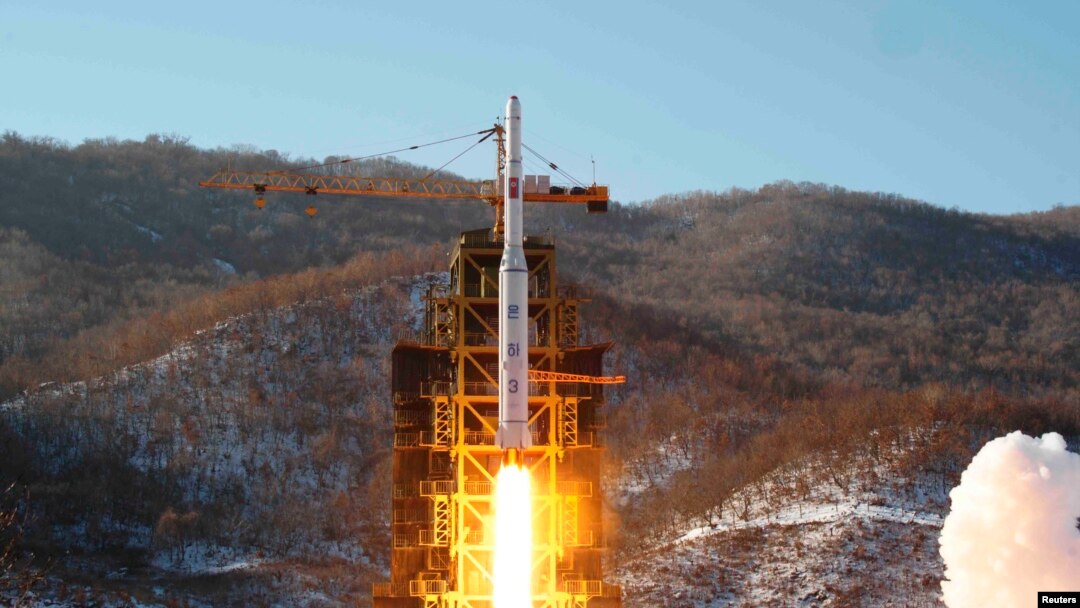 Korea Utara melakukan ujicoba roket Unha (foto: dok). AS memberlakukan sanksi-sanksi baru terhadap Pyongyang untuk menarget Satuan Roket Strategis Korea Utara.