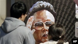 Visitors look at a painting of North Korean leader Kim Jong Il, painted by North Korean defector Sun Moo, at the Korea War Memorial Museum in Seoul, South Korea, 26 Oct 2010.