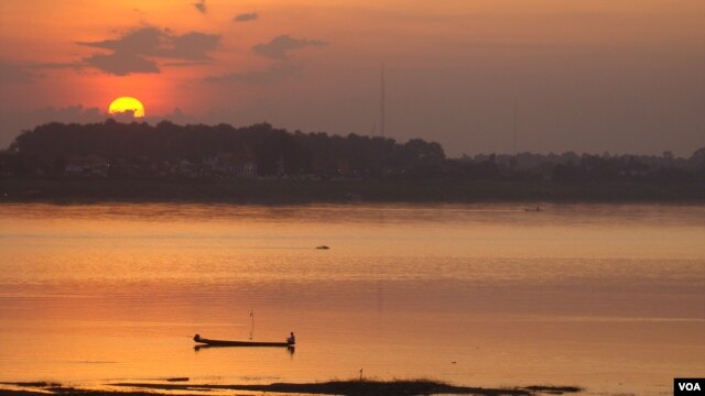 The Mekong River flows by Vientiane, Laos. (R. Corben for VOA)