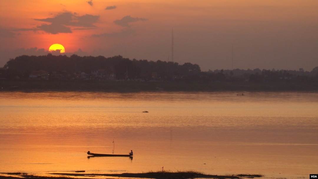Sungai Mekong mengalir melewati Vientiane, Laos. (R. Corben/VOA)