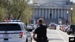 Una hora después del incidente la Casa Blanca y el Capitolio levantaron la orden de cierre y los visitantes de ambos edificios fueron evacuados.