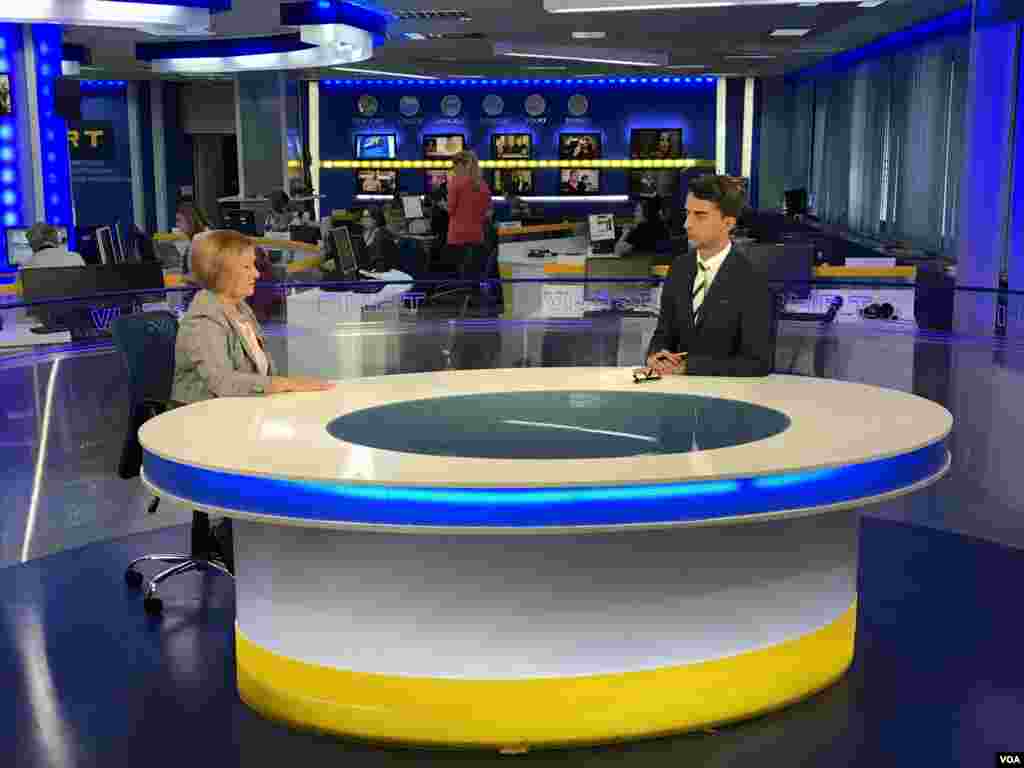 VOA Director Amanda Bennett interviews with Bosnian public television, BHRT's Aleksander Brezar, Sarajevo, September 22, 2017.
