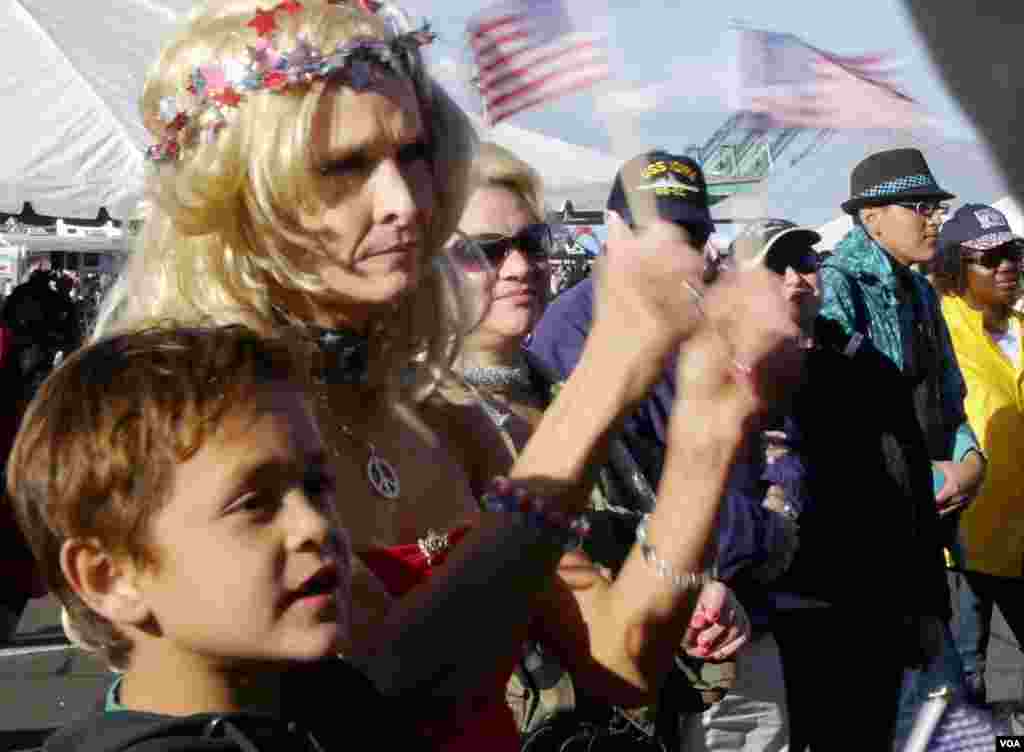 舞台下的粉丝舞动国旗(美国之音 国符拍摄)