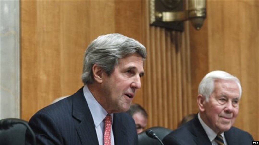 Anggota Komisi Luar Negeri Senat AS, Senator John Kerry didampingi Senator Richard Lugar saat menyampaikan pernyataan sikap Senat AS mengenai situasi politik di Mesir, Selasa 1 Februari 2011.