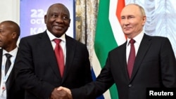 Les présidents sud-africain et russe Cyril Ramaphosa et Vladimir Poutine à Kazan en Russie.