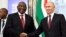 Les présidents sud-africain et russe Cyril Ramaphosa et Vladimir Poutine à Kazan en Russie.