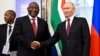 Presiden Afrika Selatan Cyril Ramaphosa berjabat tangan dengan Presiden Rusia Vladimir Putin saat hadiri KTT BRICS di Kazan, Rusia (22/10). 