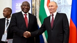 Presiden Afrika Selatan Cyril Ramaphosa berjabat tangan dengan Presiden Rusia Vladimir Putin saat hadiri KTT BRICS di Kazan, Rusia (22/10). 