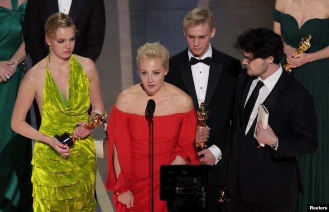 Yulia Navalny, wife of jailed dissident Alexei Navalny, speaks next to her daughter Daria and director Daniel Roher after "Navalny" was awarded for Best Documentary Feature Film during the Oscars show at the 95th Academy Awards in Hollywood, Los Angeles, California, U.S., March 12, 2023. (REUTERS/Carlos Barria)