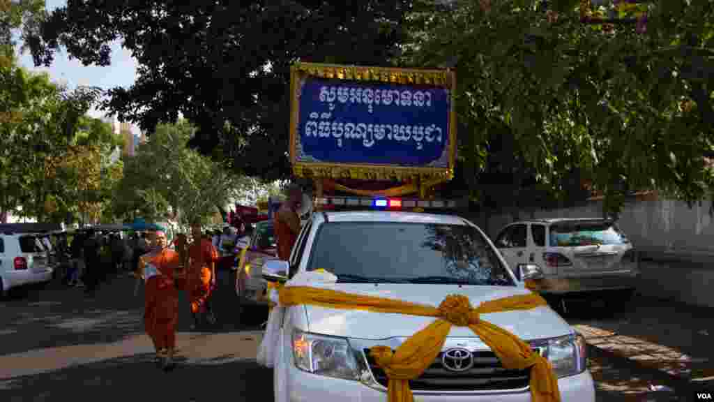 សកម្មភាព​ផ្សេងៗក្នុង​ពិធី​ដង្ហែ​ក្បួន​មួយ​នៅ​ថ្ងៃ​បុណ្យ​មាឃបូជា នៅ​ក្រុង​ភ្នំពេញ នា​ថ្ងៃ​អង្គារ ទី​១៩ ខែ​កុម្ភៈ​ ឆ្នាំ២០១៩។ (ណឹម សុភ័ក្រ្តបញ្ញា/VOA) 