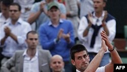 Novak Đoković napušta centralni teren u Parizu posle poraza od Rodžera Federera u polufinalu Otvorenog prvenstva Francuske