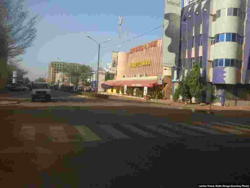 L'avenue Kwamé N’krumah désertée par les Burkinabè après l’attaque de l'hôtel Splendid. Samedi 16 janvier 2016. (Lamine Traoré, Radio Omega)
