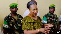 Cathérine Samba-Panza, présidente centrafricaine encadrée des éléments des Forces armées centrafricaines