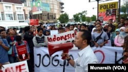Berbagai komunitas Yogya melakukan protes dengan orasi di depan markas Polda DIY di Jalan Lingkar Utara, Yogyakarta, Sabtu, 24 Januari 2015 (Foto: VOA/Munarsih)