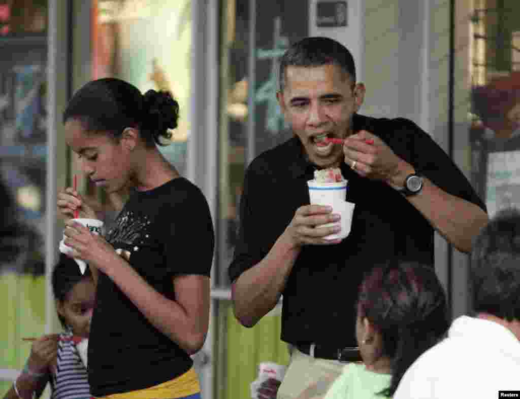 El mandatario y su hija Malia comieron helados con amigos de la familia afuera de Island Snow, durante sus vacaciones de navidad en Kailua, Hawaii, en diciembre de 2010.