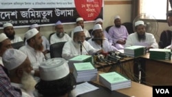 Condemning terrorism as forbidden and un-Islamic, Maulana Fariduddin Masoud, chairman of Bangladesh Jamiatul Ulama (BJU), and his team during the revelation of the fatwa in Dhaka on June 18, 2016. (J. Samnoon for VOA)