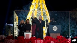 Presiden Barack Obama dan keluarga bersama artis Reese Witherspoon saat penyalaan pohon Natal di Washington DC 3 Desember lalu (foto: dok).