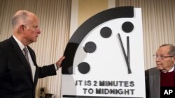 Former California Gov. Jerry Brown (L) and former Secretary of Defense William Perry unveil the Doomsday Clock during The Bulletin of the Atomic Scientists news conference in Washington, Jan. 24, 2019. 