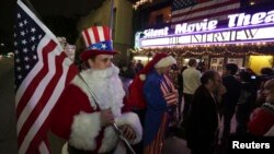 2014年12月24日加利福尼亞： 身著聖誕老人服裝的馬特·奧恩斯坦手持美國國旗排隊買票看午夜放映的《採訪》