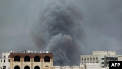 Smoke billows following an airstrike by the Saudi-led coalition on the headquarters of the Special Security Forces, formerly known as the Central Security, in Sana'a, Yemen, May 27, 2015.