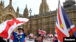 Wanaopinga na kuunga mkono makubaliano ya Brexit wakiandamana nje ya Bunge la Uingereza, London, Septemba 5, 2018. 