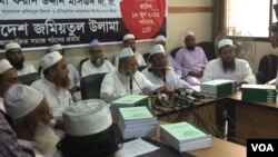 អតីត​ប្រធានាធិបតី​សហរដ្ឋ​អាមេរិក​ក្នុង​អាណត្តិ​ទី​៤៣ លោក​ George W. Bush ស្ទាប​ម្ឈូស​ឪពុក​របស់​ខ្លួន​ដែល​ជា​អតីត​ប្រធានាធិបតី​ទី​៤១​លោក George H.W. Bush បន្ទាប់​ពី​ថ្លែង​នៅ​ក្នុង​ពិធី​បុណ្យ​សព​នៅ​ព្រះវិហារជាតិ​ក្នុង​រដ្ឋ​ធានី​វ៉ាស៊ីនតោន។