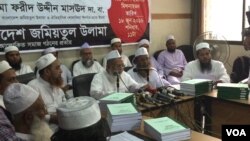 Maulana Fariduddin Masoud, Ketua Bangladesh Jamiatul Ulama atau BJU (tengah), ketika mengeluarkan fatwa kecaman terhadap serangan teroris bulan lalu di Dhaka (18/6).